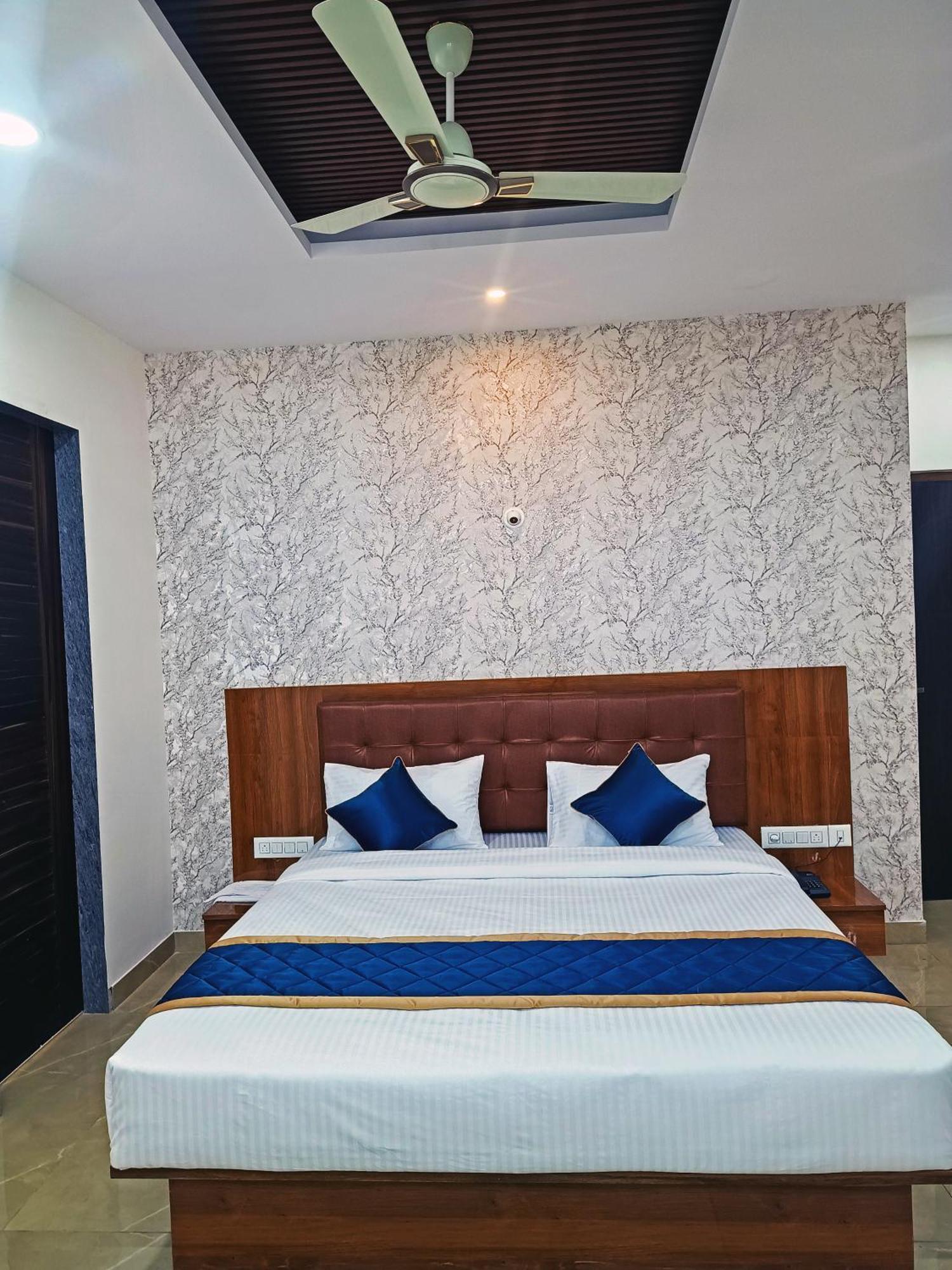 Hotel Achhu Palace Бангалор Экстерьер фото